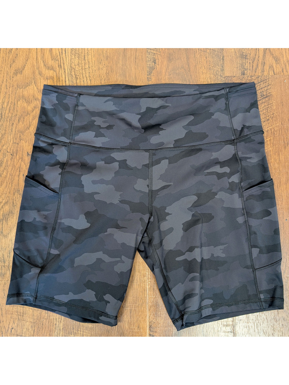 Lululemon Wundertrain High Rise Shorts Size 14 Black Gray Camo Side Pockets